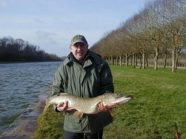 guy avec un gros brochet