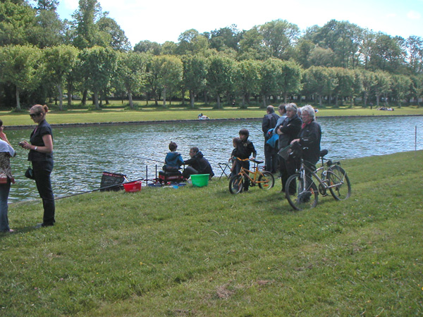 Initiation a la peche au grand canal de fontainebleau