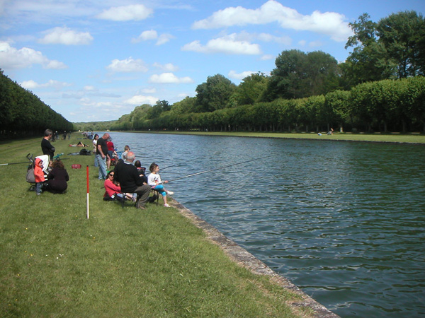 Initiation a la peche au grand canal de fontainebleau